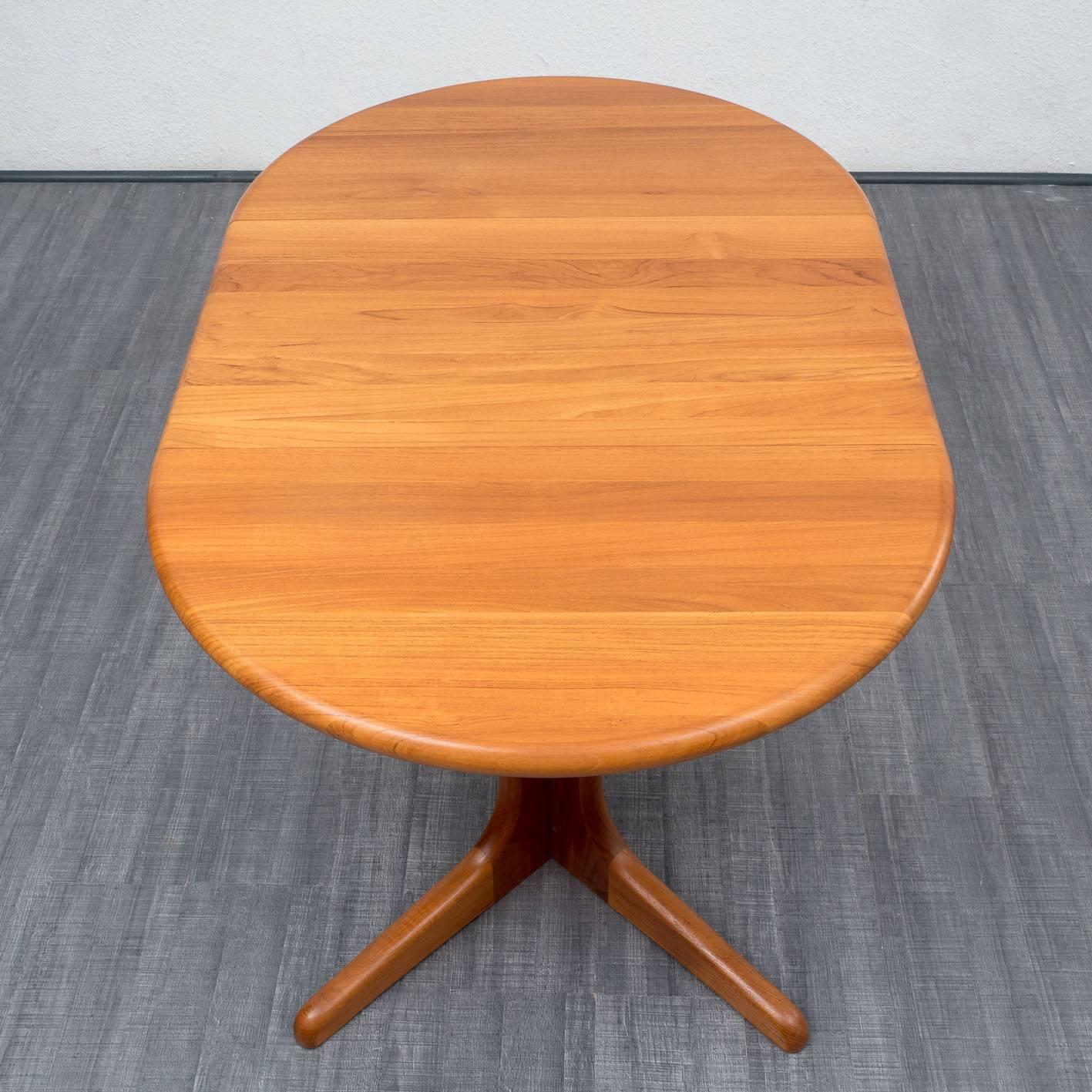 High-quality dining table from the 1960s, design by Niels Koefoed for Koefoed, version 177, made in Denmark. Solid teak frame. The table is extendable with a separate table leaf.

Good condition with small traces of usage.