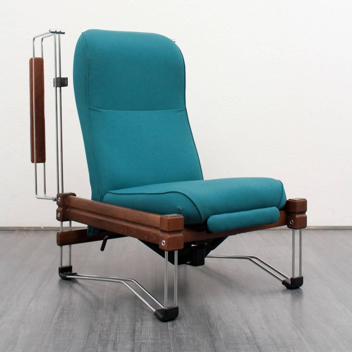 Extravagant lounge chair from the 1960s.

Delicate chrome frame with wooden armrests and struts. The armchair has various tilting positions. The upholstery has been newly covered with a high-quality upholstery fabric in petrol blue.

Good