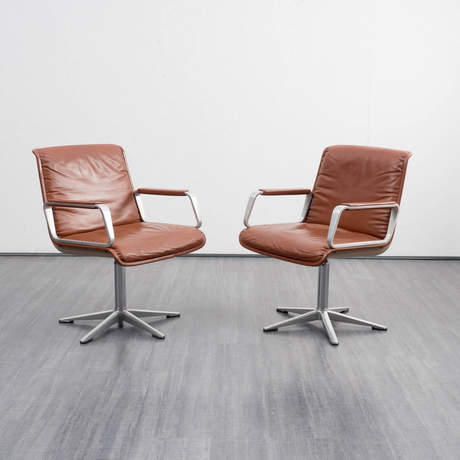 High-quality, rotating executive chair by Wilkhahn after a draft of delta design, 1968, series 2000. Sand-colored plastic seat shell, brushed aluminium casting feet and fawn leather covering.

There are six chairs available.

Good condition with