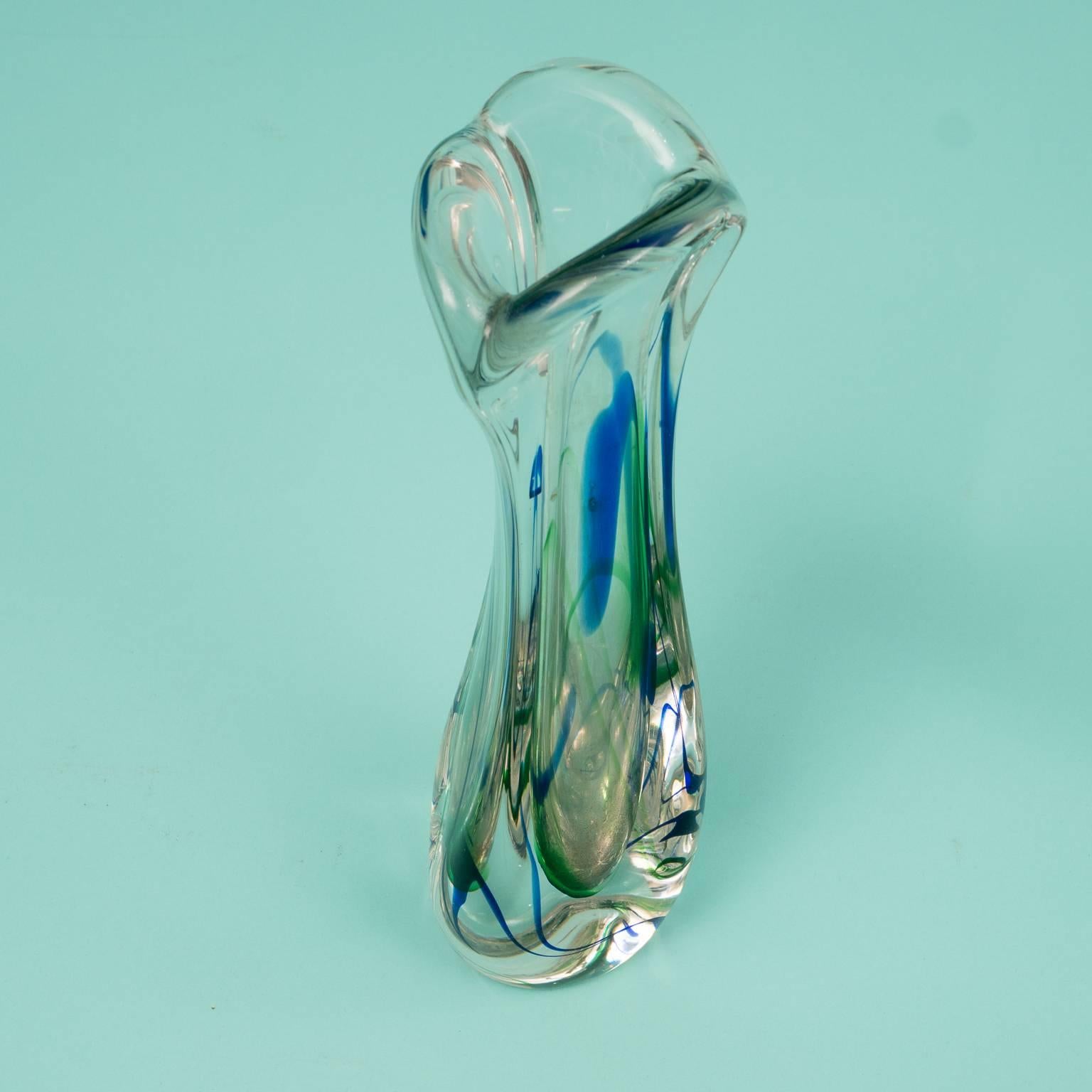 High-quality vase from the 1960s by Max Verboeket for Kristalunie, Maastricht. Smoothed glass with bicolored pattern in blue and green.

Very good condition.