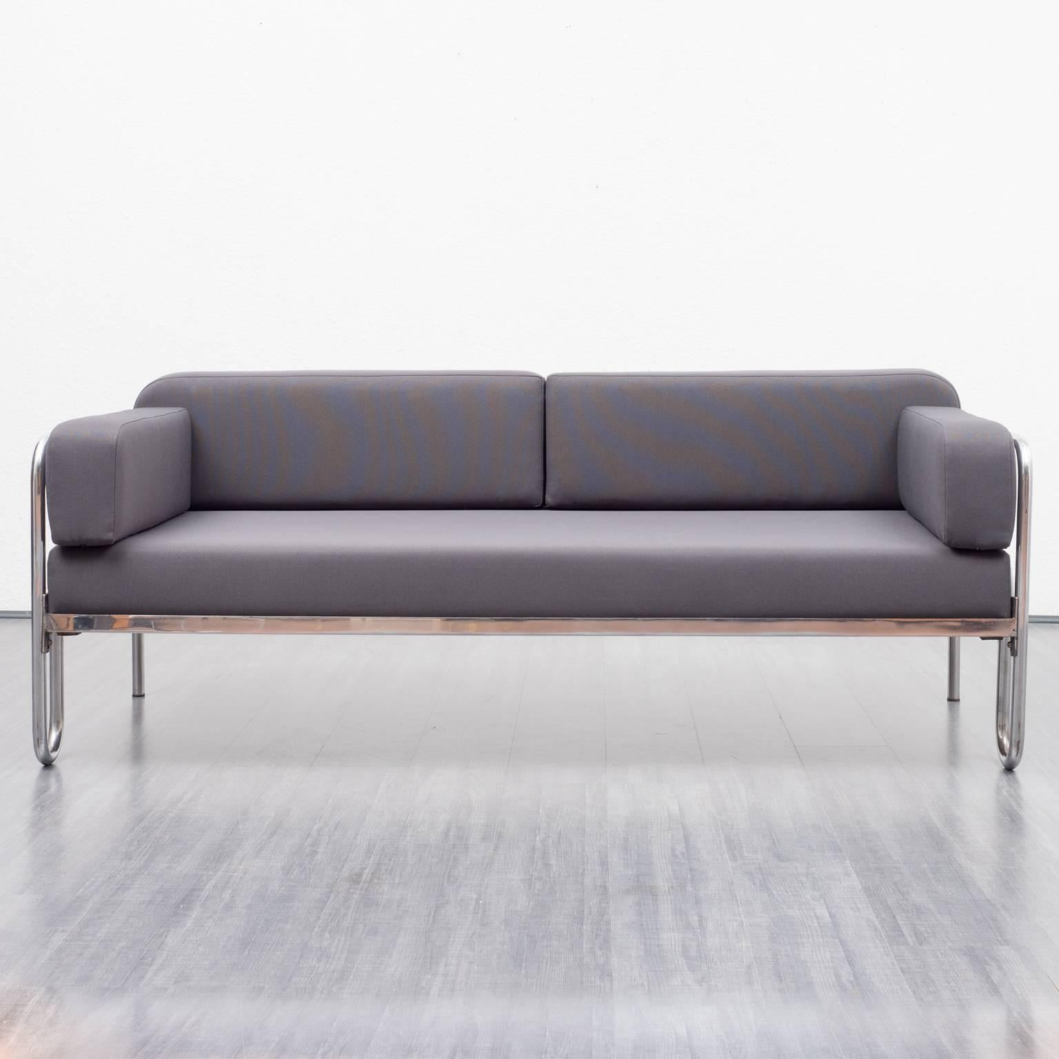 A lovingly restored Classic: Straight-lined daybed made of an original 1930s bed with steel tube frame. Nice shape, Bauhaus design. The comfy lying surface and cushions were professionally reupholstered with new foam and covered with a high-quality