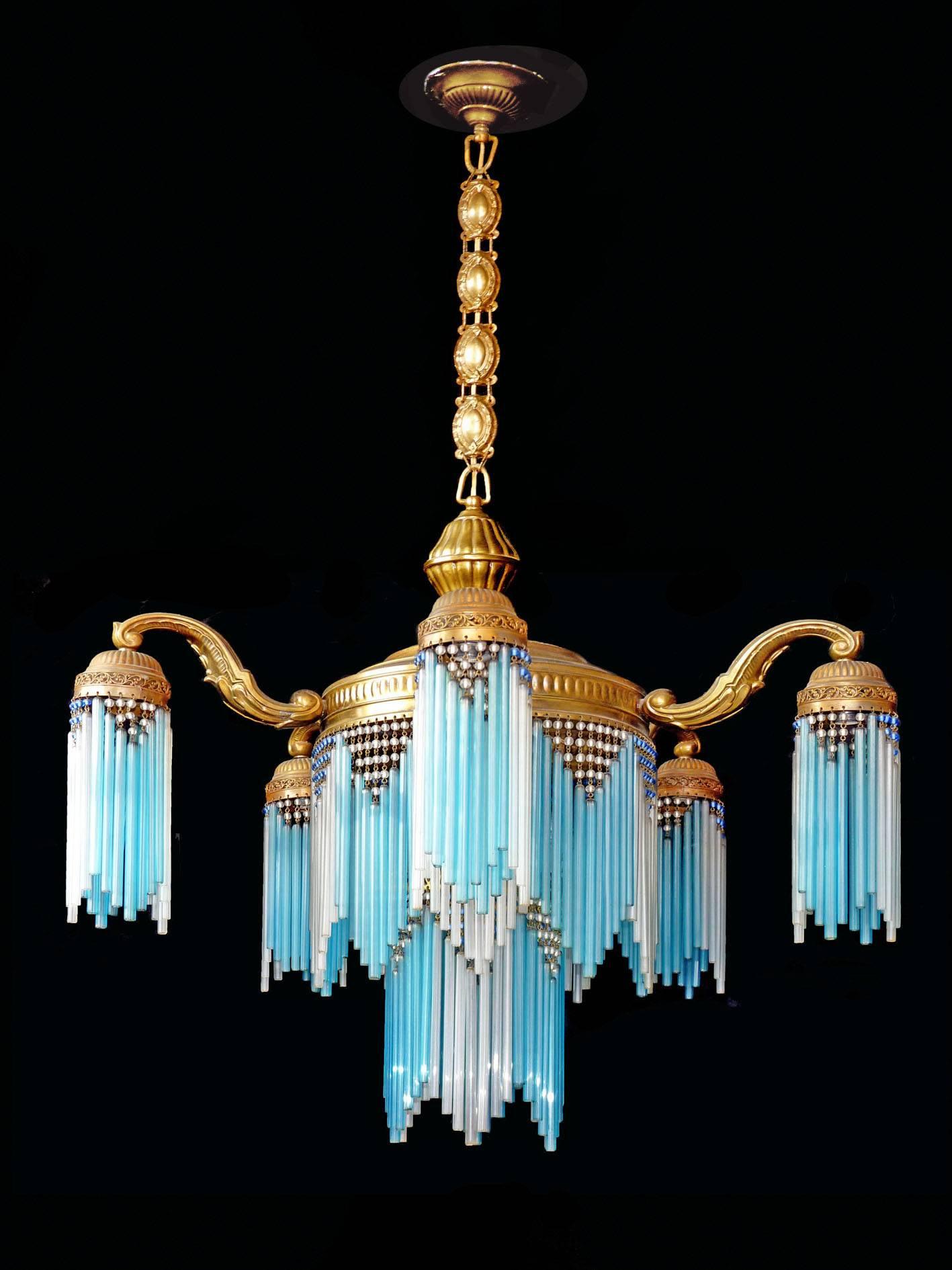 Large French Art Nouveau Art Deco Gilt Brass Blue Beaded Glass Fringe Chandelier im Zustand „Hervorragend“ in Coimbra, PT