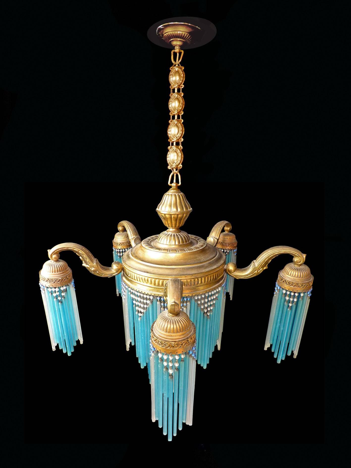 Large French Art Nouveau Art Deco Gilt Brass Blue Beaded Glass Fringe Chandelier (20. Jahrhundert)
