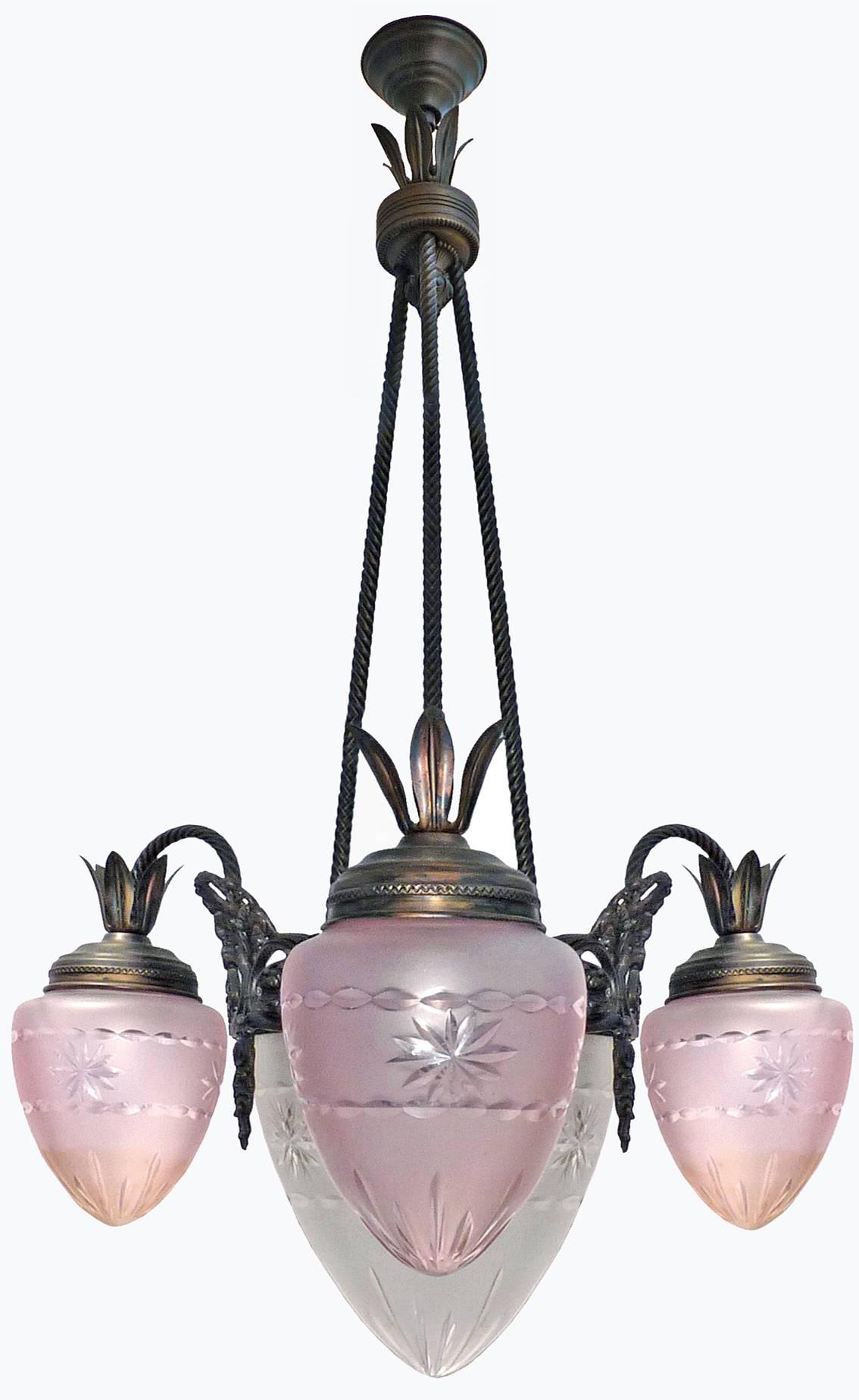 Antique French Art Deco pink and etched glass wheel-cut crystal four-light chandelier. An unusual French four-light bulbs chandelier. Four cut-glass and frosted globes. One in white and three in pink crystal glass,
circa 1920s.
Four bulbs E27/