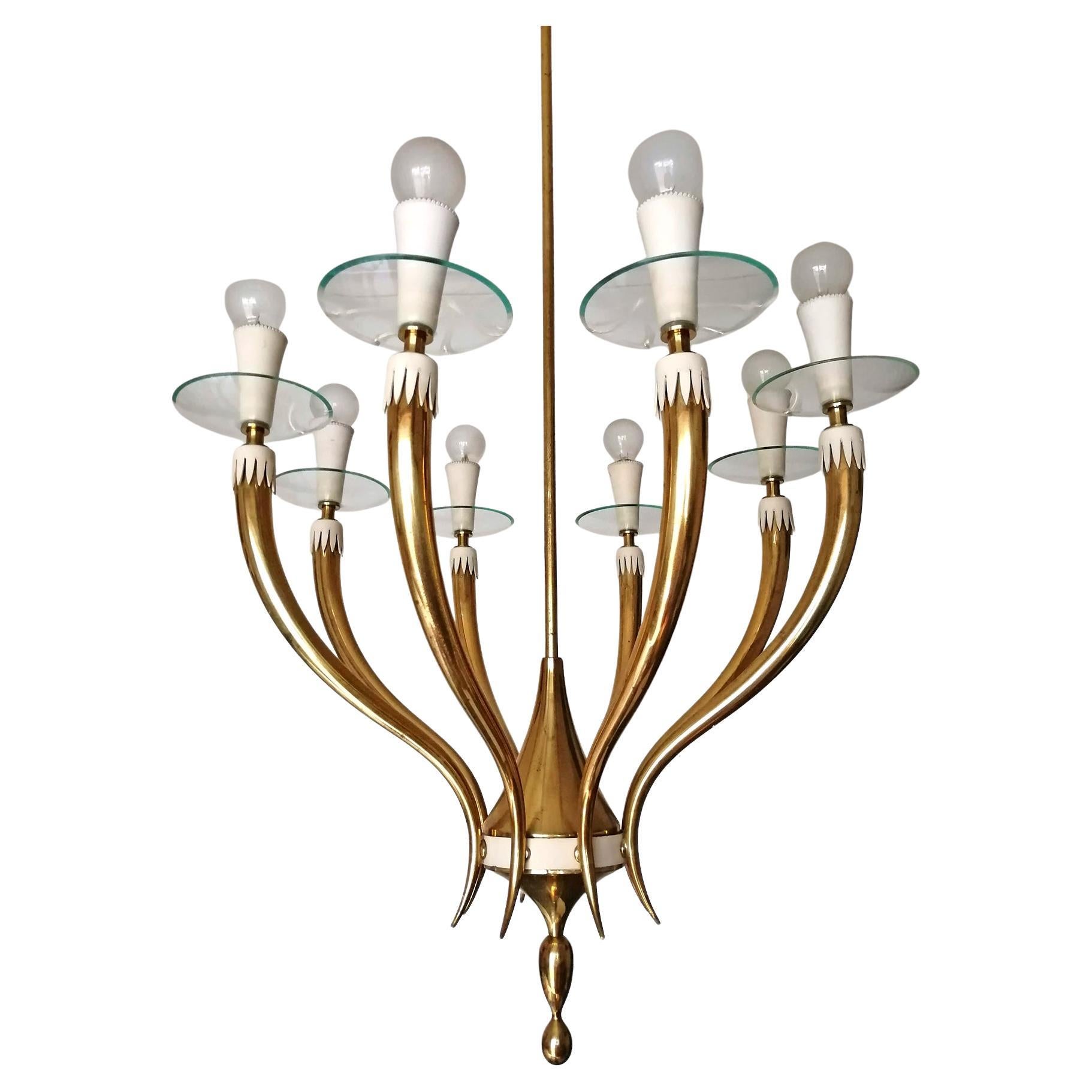 This original brass chandelier from the 1950s is attributed to Gio Ponti (1891-1979) and Emilio Lancia (1890-1973). Made of solid polished brass, white lacquered aluminum and 8 bevelled convex crystal glass discs. This large Mid-Century Modern