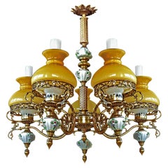Viktorianischer Kronleuchter mit Porzellanblumen, vergoldeter Bronze und Bernsteinglaskugeln