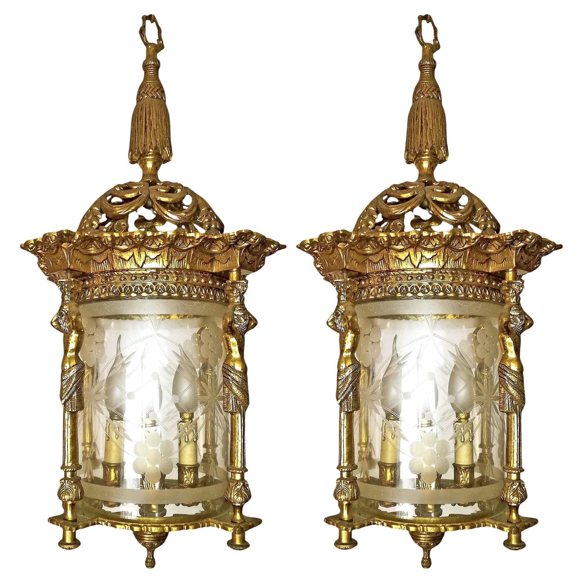 Paire de lustres à 4 lumières style Empire français à cariatides en verre taillé en bronze doré en vente