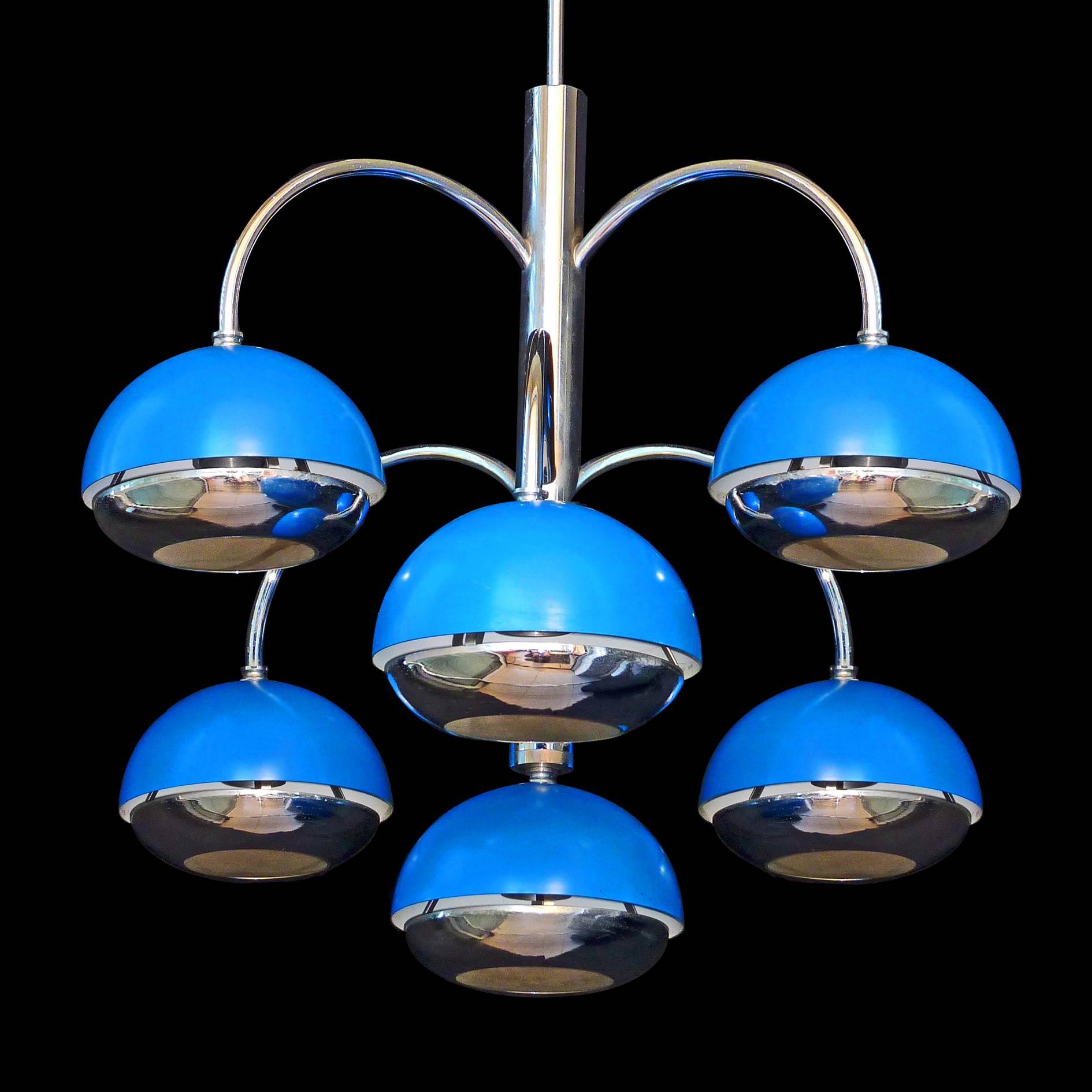 Rare turquoise blue and chrome vintage Mid-Century Italian Modernist chandelier
Materials: Chrome/ painted aluminium
Very good original vintage condition with a small paint loss on one globe.
Seven light bulbs/ good working condition/European