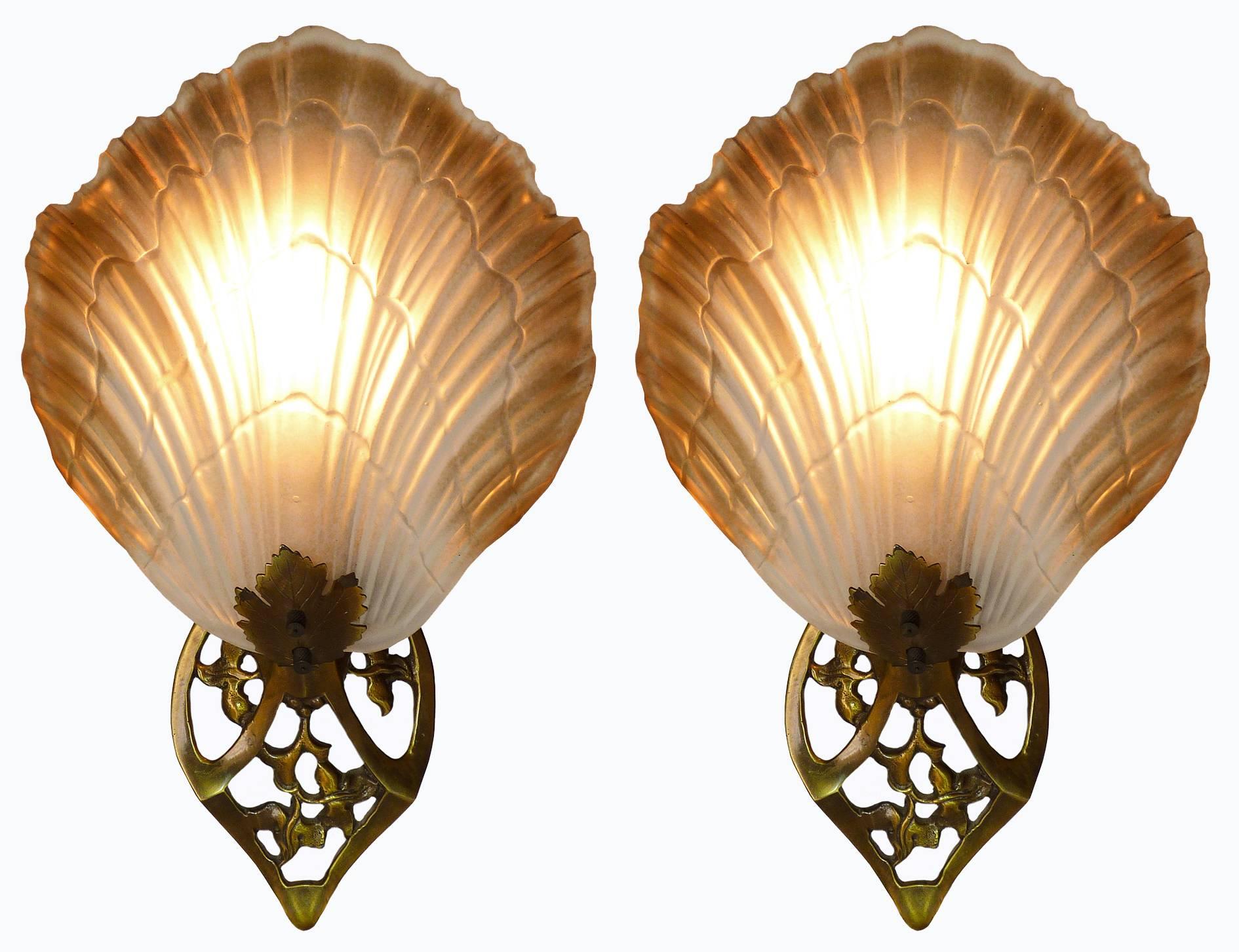 Pair of French Art Nouveau thick frosted glass lamp shades and gilt brass wall lights or sconces
Measures:
Height 36 cm
Width 20 cm
Depth 14 cm
Weight 3 Kg / 6 lb
Two-light bulbs E 14 / good working condition / European wiring.