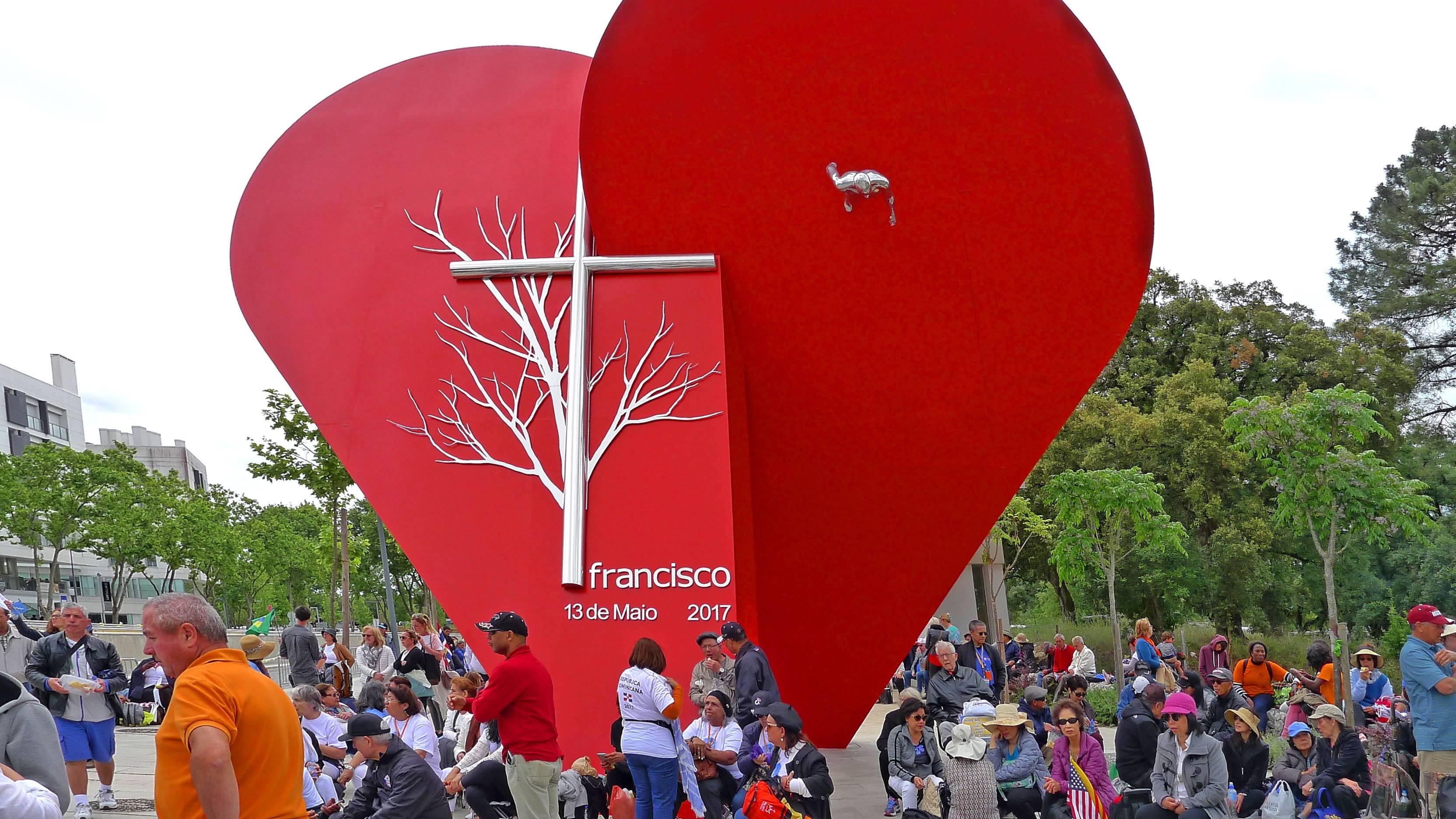 Red Heart in Steel & Bronze Sculpture-The Largest Heart of the World by F.Crespo In New Condition For Sale In Coimbra, PT