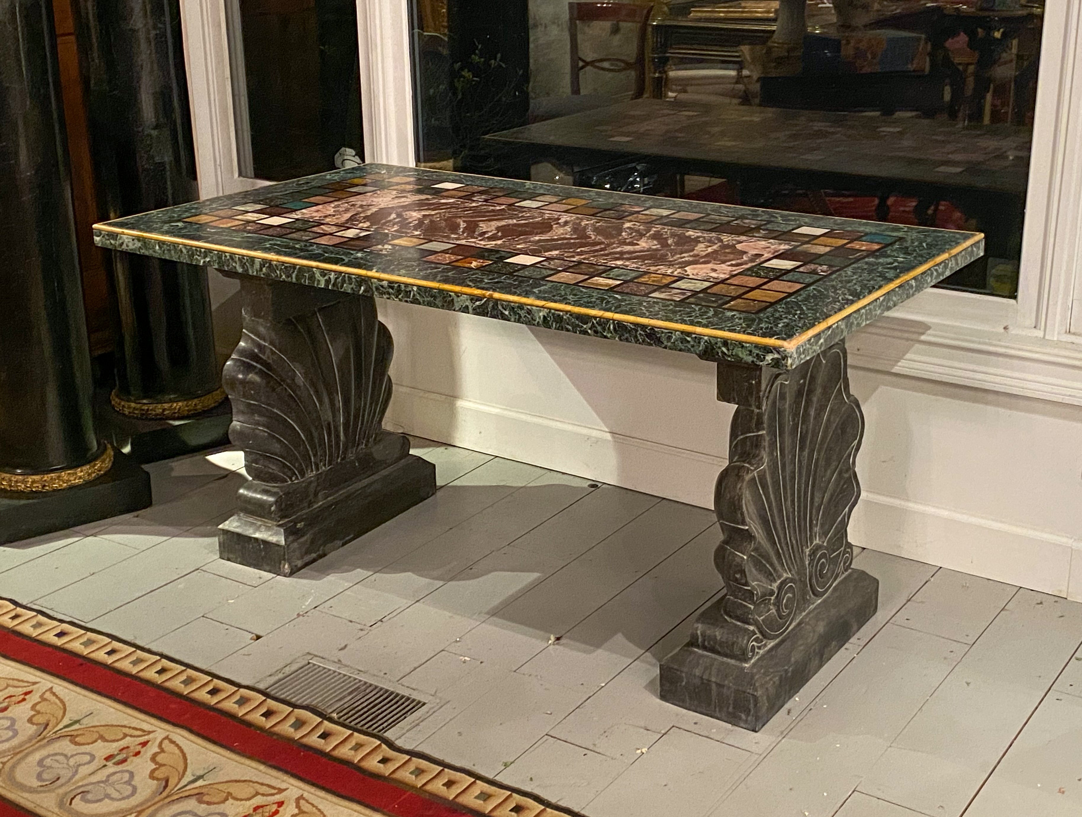 Table à plateau en marbre Petra Dura, pièce inhabituelle
