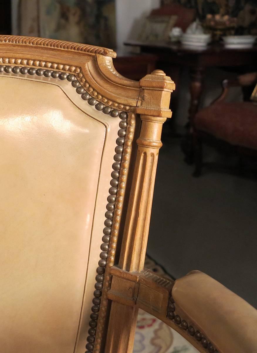 Un bel ensemble de dix pièces de style Louis XVI 
Fauteuils Beachwood
Au manoir de George Jacob
19ème siècle
(Quatre chaises supplémentaires peuvent être proposées avec des revêtements différents)

Mesures : Hauteur 37 po x largeur 24 po x