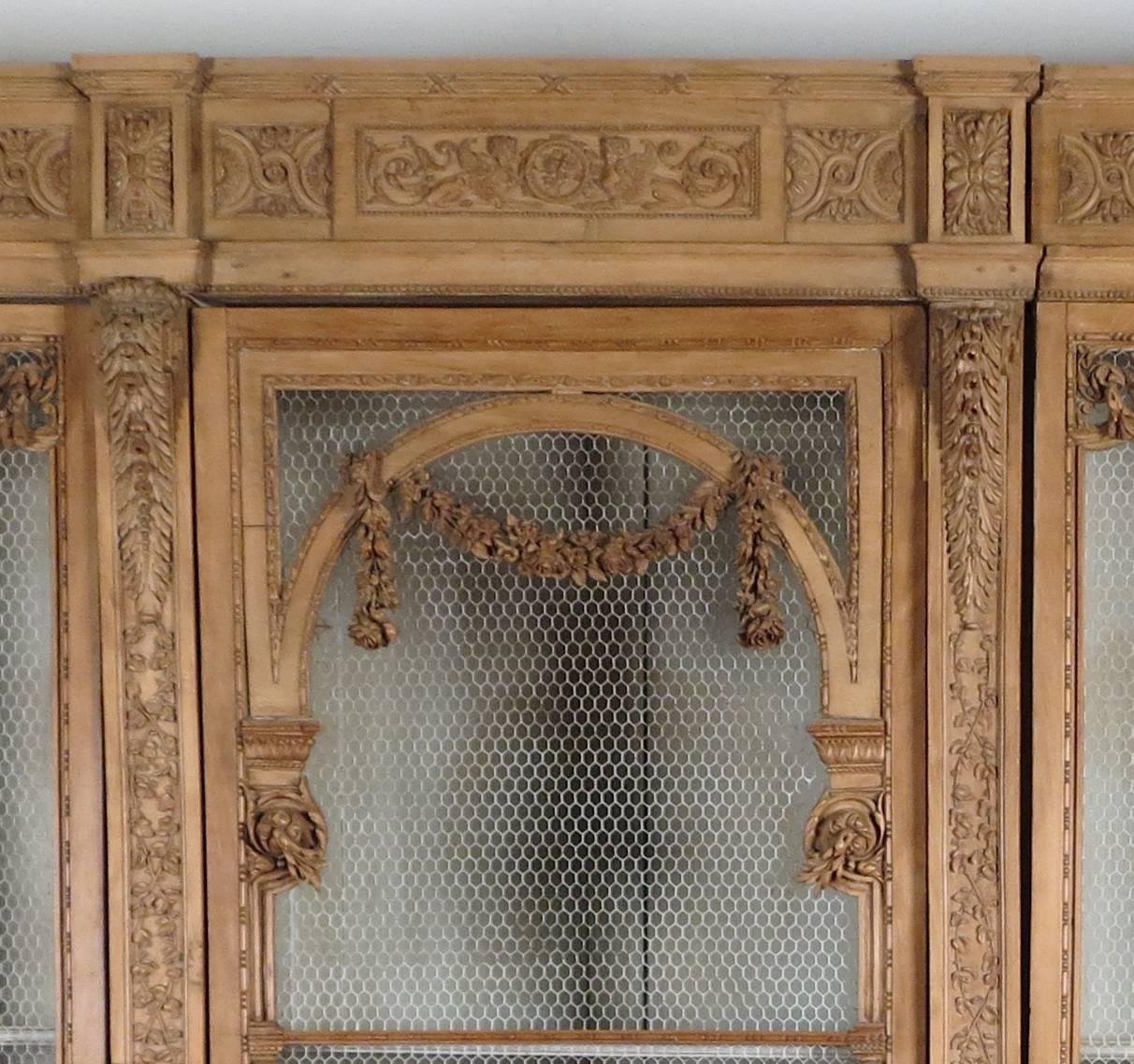 Seltener Louis XVI. geschnitzter Buchenholz-Bibliothek oder Breakfront-Schrank (Holz) im Angebot