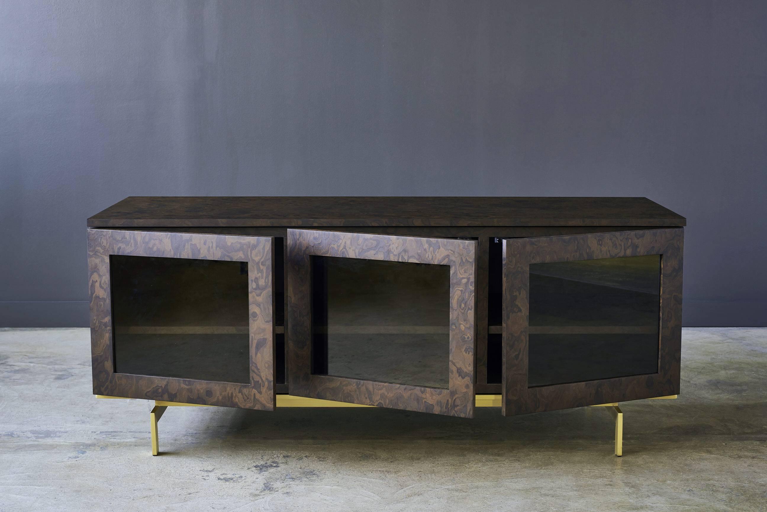 Darin Credenza, cupboard, cabinet in walnut, brass and clear glass In Excellent Condition For Sale In New York, NY