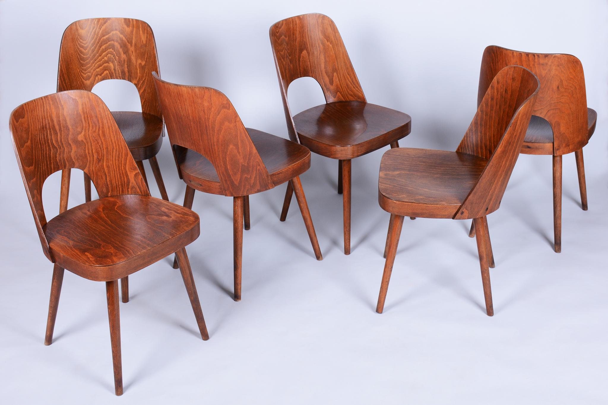 Questo elegante set di sei sedie del Mid-Century proviene dalla Cecoslovacchia degli anni Cinquanta. Le sedie sono realizzate in legno di faggio - una combinazione di compensato e legno massiccio - e sono state conservate in ottime condizioni
