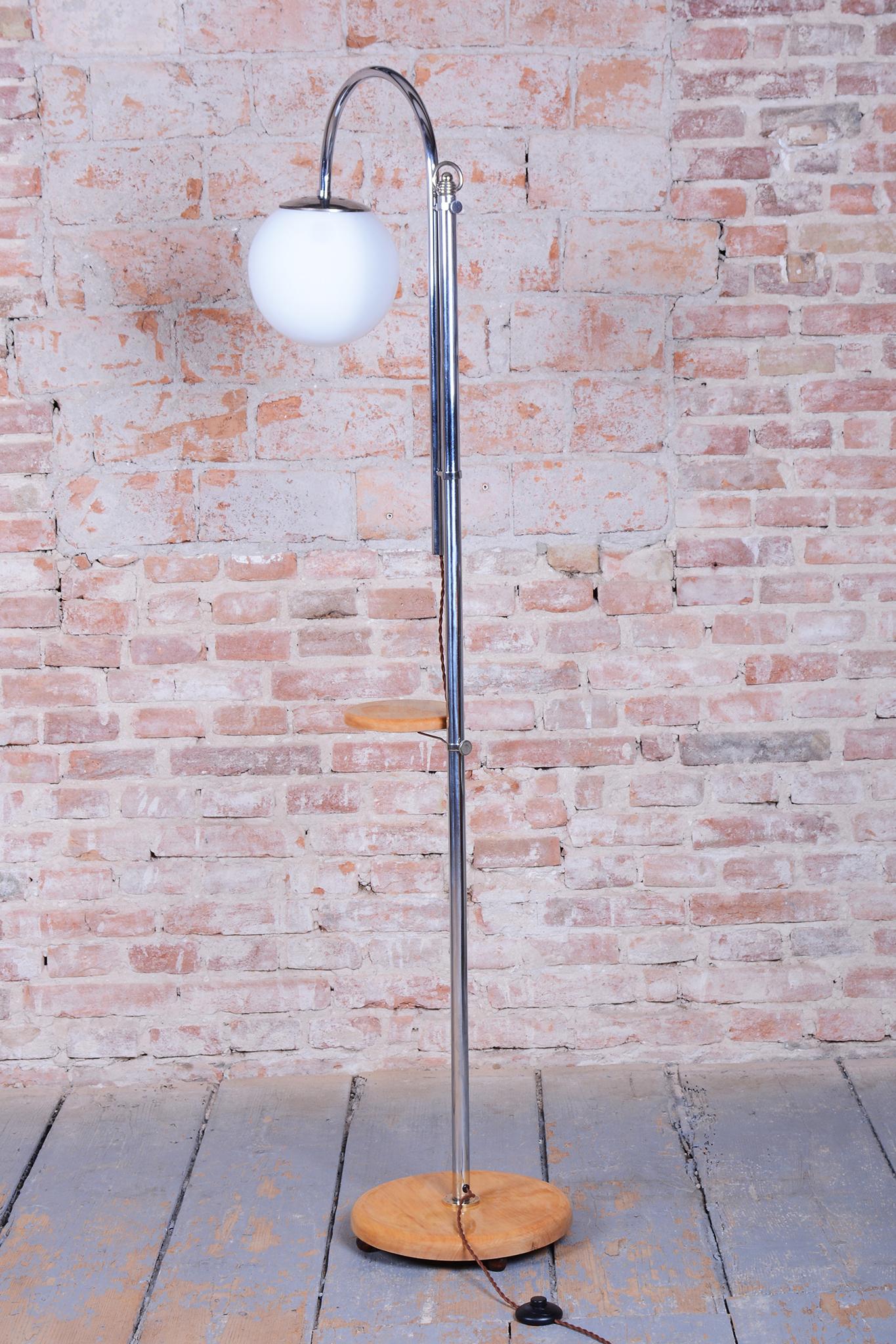 Cet élégant lampadaire Bauhaus provient de Tchécoslovaquie et date de la première moitié du XXe siècle. Il incarne les principes du design fonctionnaliste, en mettant l'accent sur les lignes épurées et l'aspect pratique.

La lampe est fabriquée à