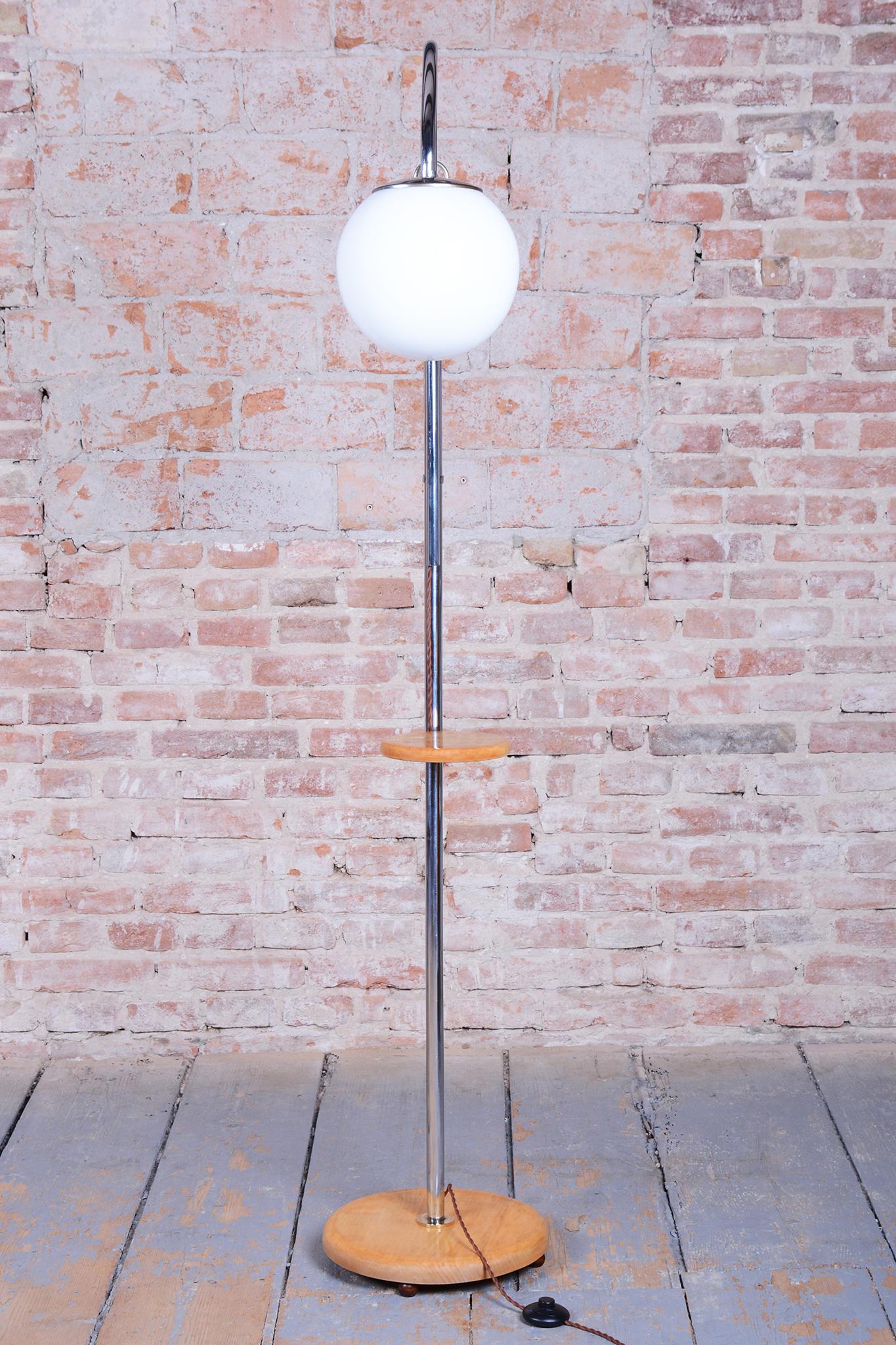 Tchèque Lampadaire Bauhaus restauré, chrome, hêtre, verre au lait opalin, tchèque, années 1930 en vente