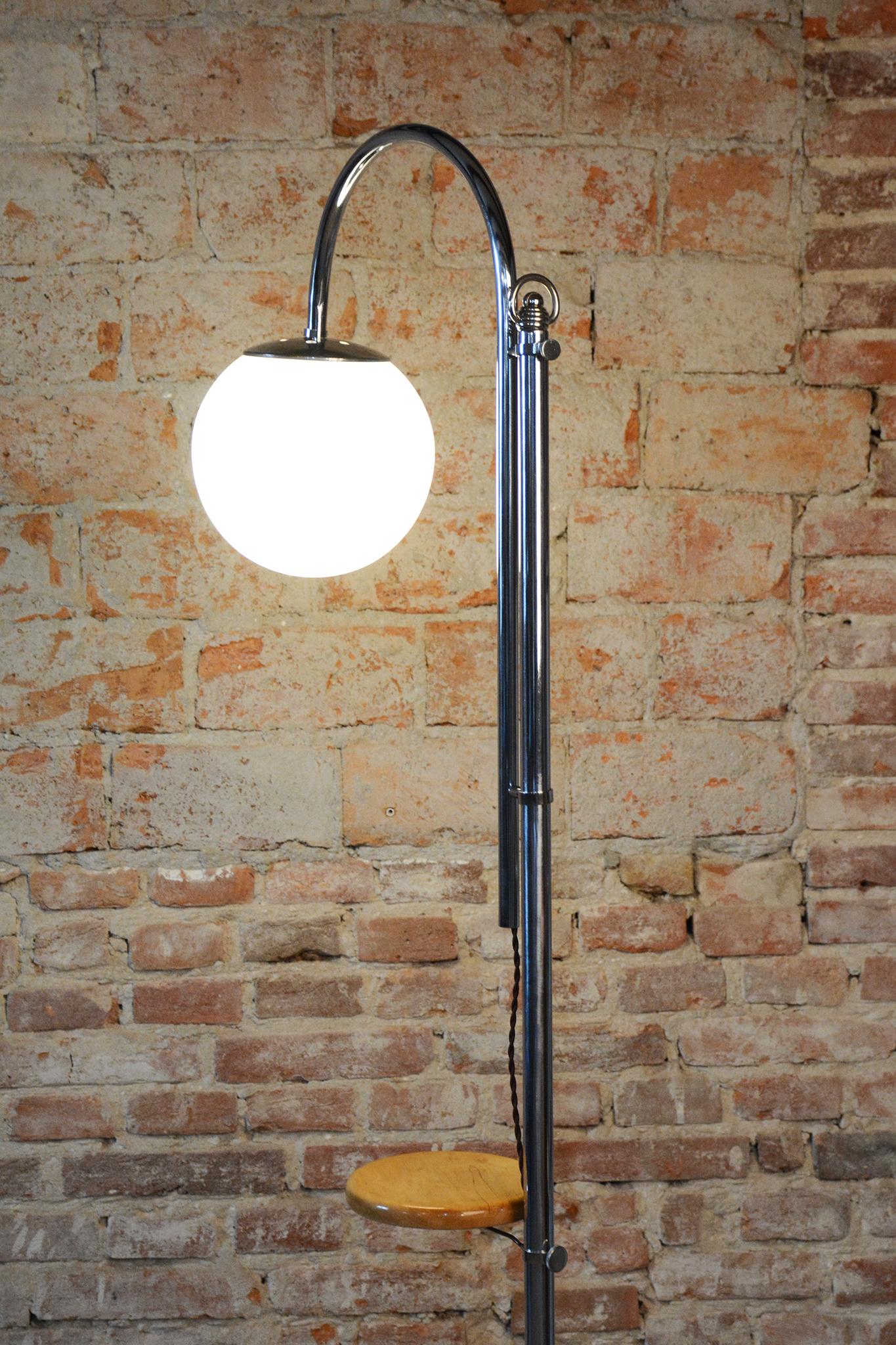 Milieu du XXe siècle Lampadaire Bauhaus restauré, chrome, hêtre, verre au lait opalin, tchèque, années 1930 en vente