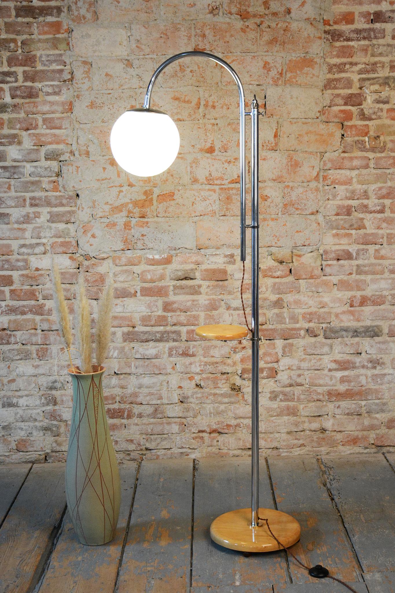 Lampadaire Bauhaus restauré, chrome, hêtre, verre au lait opalin, tchèque, années 1930 Bon état - En vente à Brandys nad Labem, Středočeský kraj