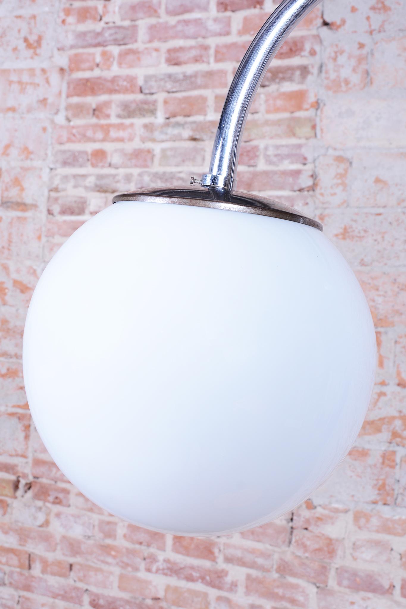 Lampadaire Bauhaus restauré, chrome, hêtre, verre au lait opalin, tchèque, années 1930 en vente 4