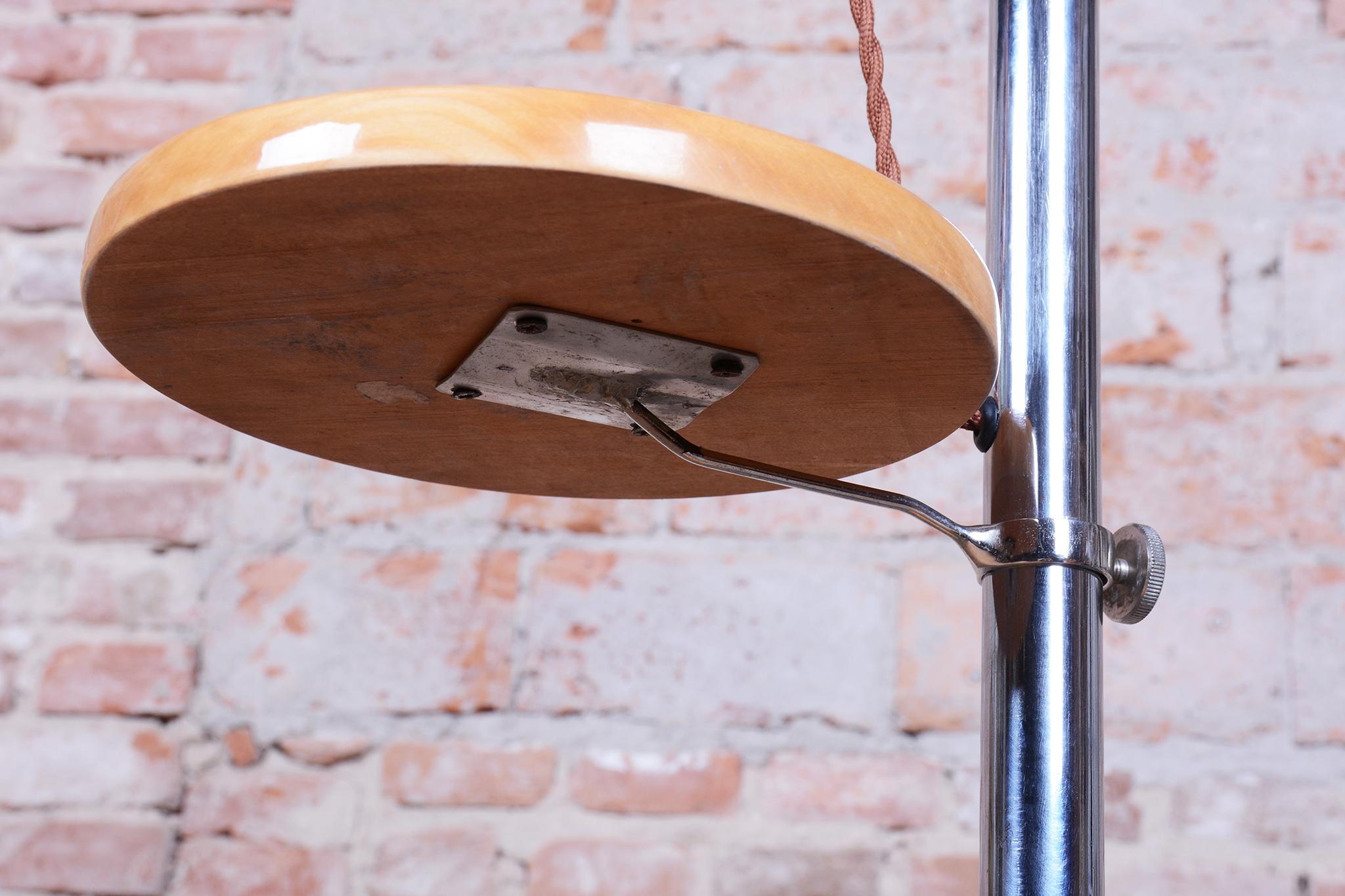 Lampadaire Bauhaus restauré, chrome, hêtre, verre au lait opalin, tchèque, années 1930 en vente 2