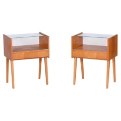 Paire de tables de chevet restaurées du milieu du siècle, en chêne et verre, de fabrication polonaise et tchèque, années 1950