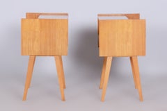 Paire de tables de chevet restaurées du milieu du siècle, en chêne et verre, de fabrication polonaise et tchèque, années 1950
