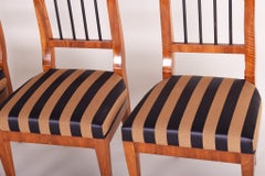 Lot de trois chaises Biedermeier restaurées, en noyer, Autriche – Vienne, années 1820