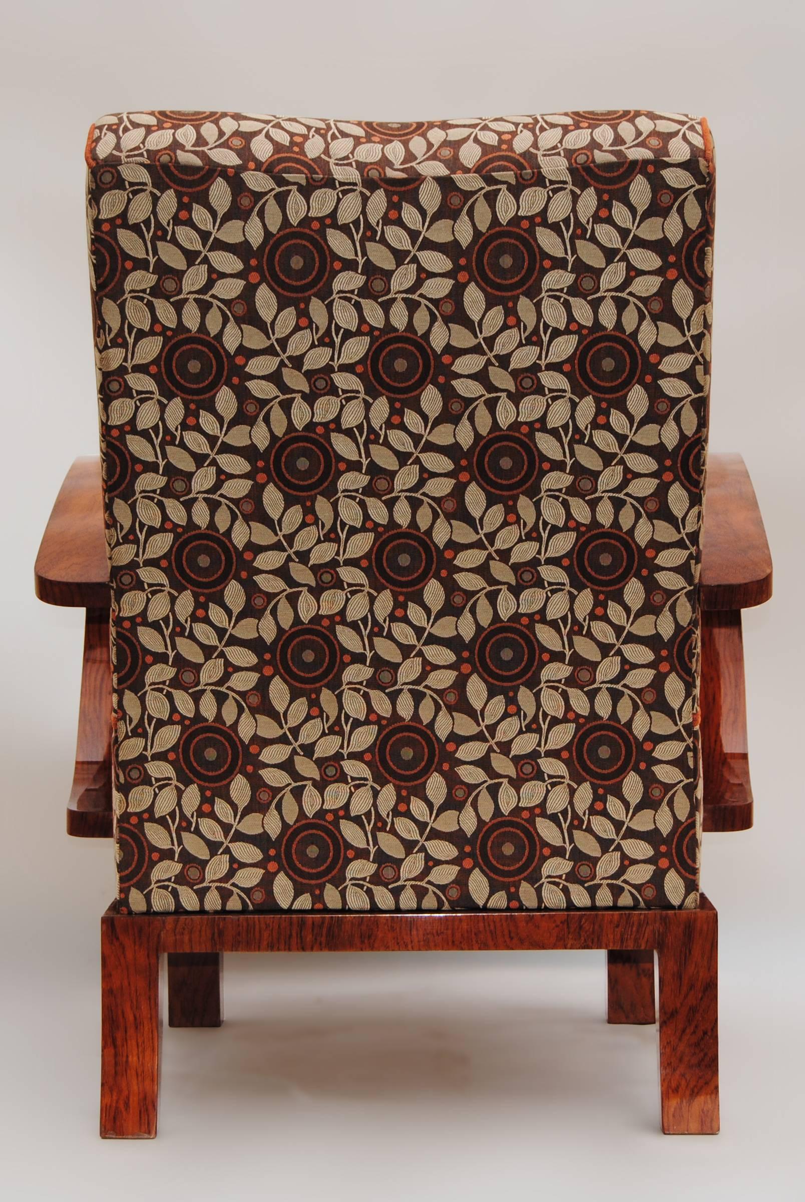 Ein komplett restauriertes Paar Art-Déco-Sessel, neu gepolstert, hochglänzend (Tschechisch) im Angebot