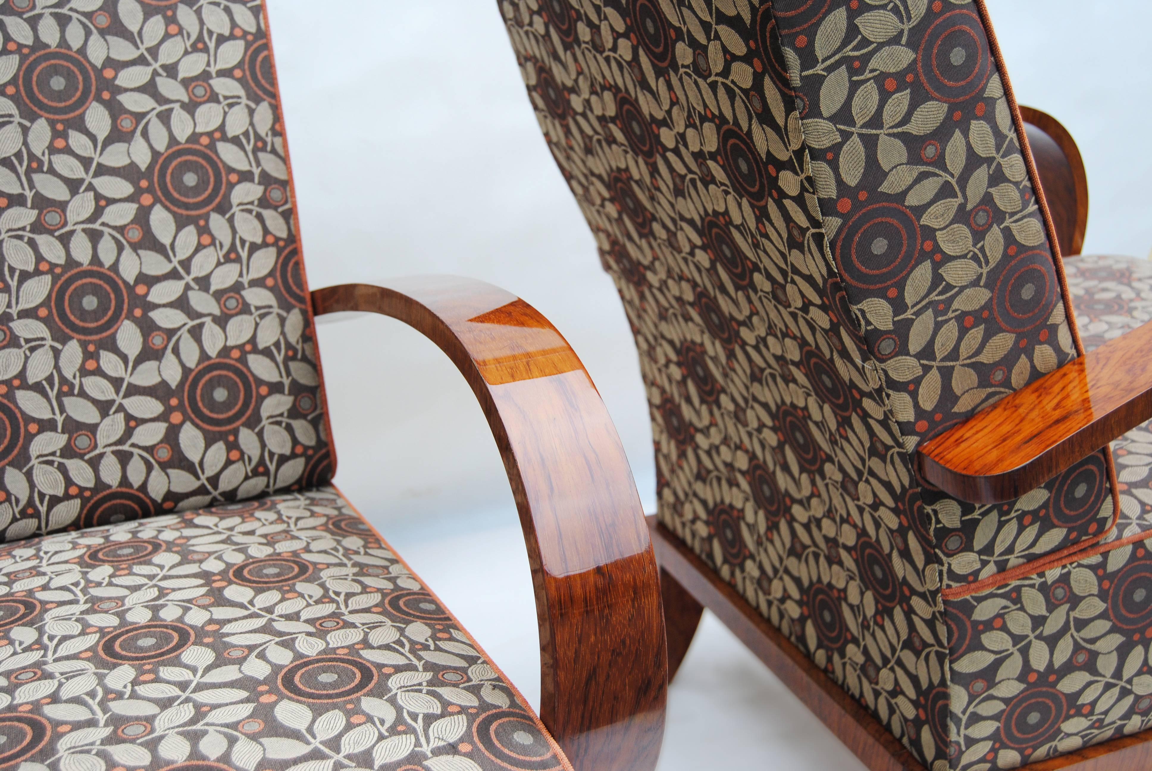 Paar Art-Deco-Sessel.
Vollständig restauriert, Oberfläche durch Klavierlacke auf Hochglanz gebracht. Neue Polsterung und neuer Stoff.

Wir garantieren einen sicheren und günstigen Lufttransport von Europa in die ganze Welt innerhalb von 7 Tagen.
Der