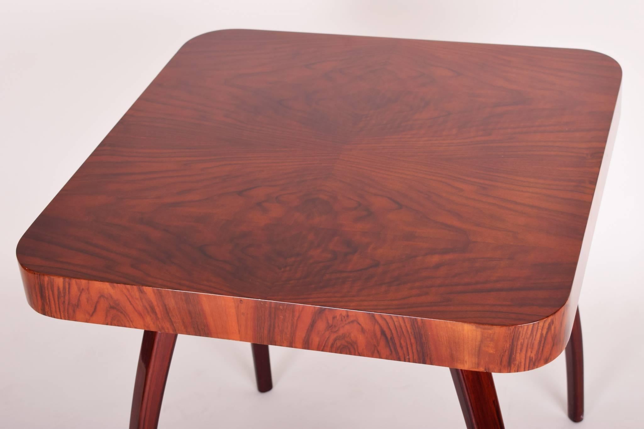 Kleiner Tisch Pavouk, Walnussfurnier, Hochglanzlack, Jindrich Halabala, 1940er Jahre (Art déco) im Angebot