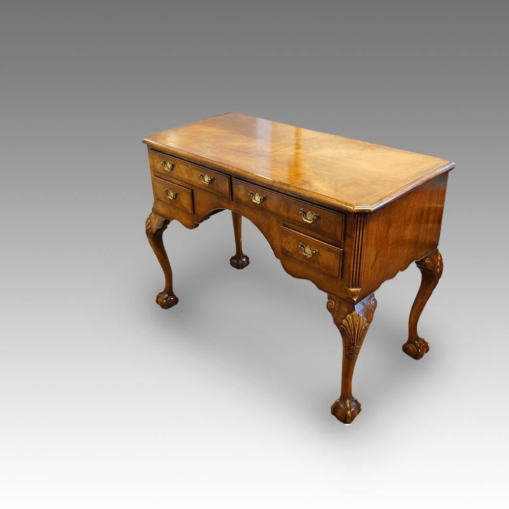 Queen Anne style walnut dressing table
Here we have this walnut dressing table made, circa 1920
This dressing table stands on super cabriole legs with ball and claw feet, and with a carved shell to the knees.
The dressing table has a formation of