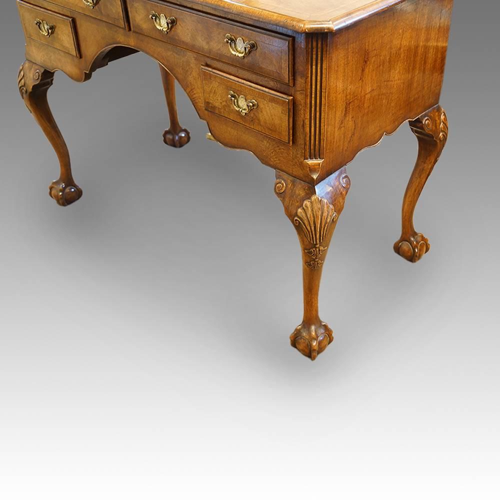Queen Anne Style Walnut Dressing Table In Good Condition In Salisbury, Wiltshire