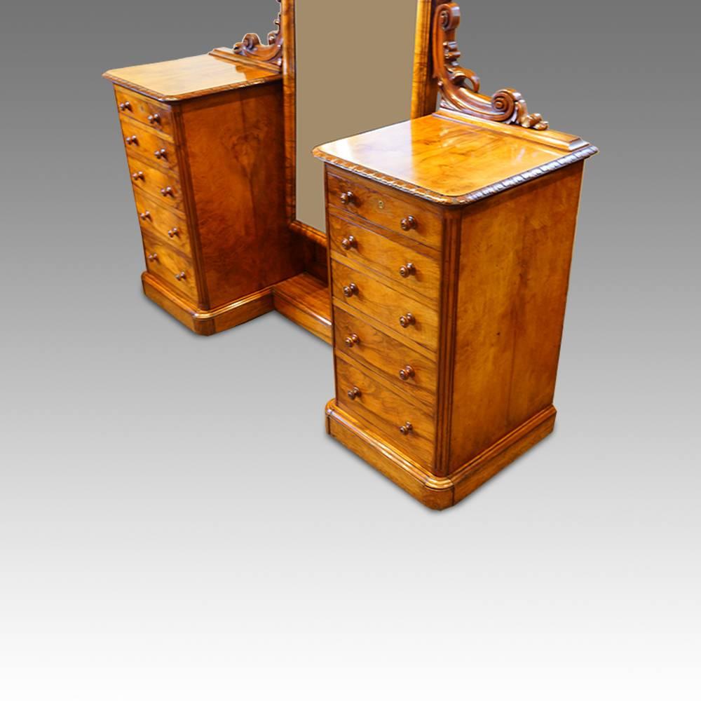 Magnificent Victorian Walnut Cheval Dressing Table In Excellent Condition In Salisbury, Wiltshire