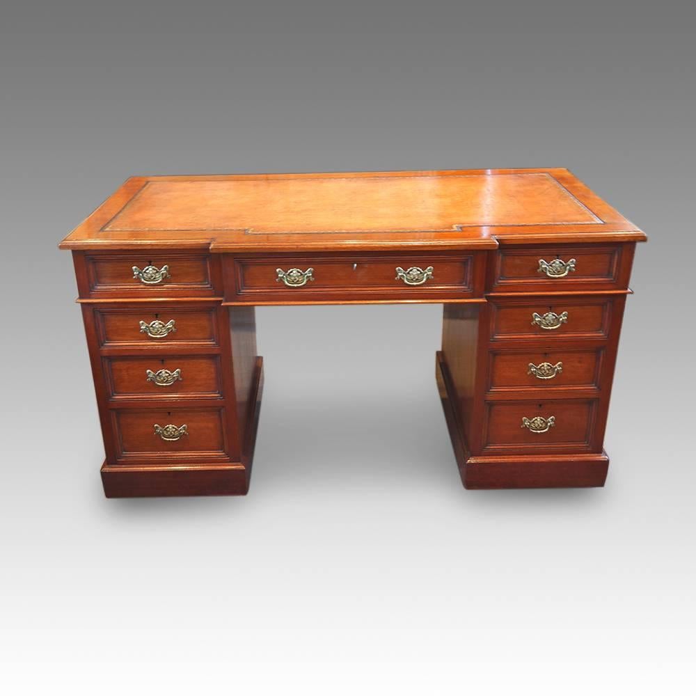 Victorian walnut double pedestal desk
Here we have this walnut breakfront pedestal desk.
This Victorian desk would have been made in the last quarter of the 19th century.
The desk is made of solid walnut and with mouldings around the drawer