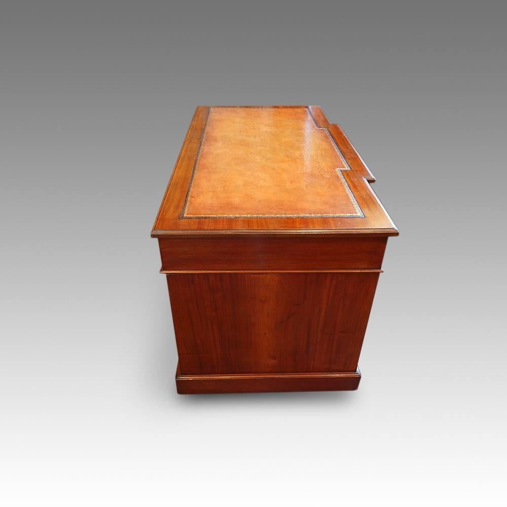 Victorian Walnut Double Pedestal Desk In Excellent Condition In Salisbury, Wiltshire