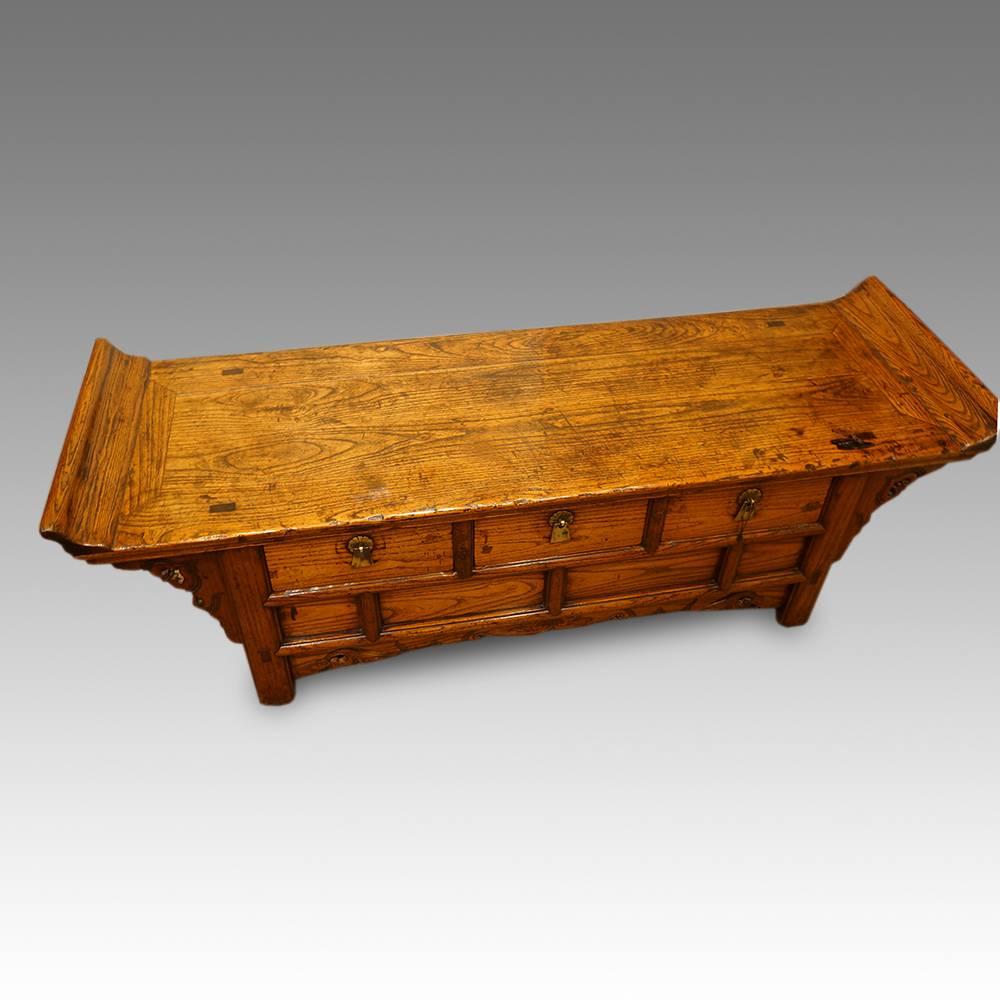 Chinese antique elm low table.
Here we have this low table made of solid elm.
The top with delightful curved ends that sets it apart from the normal piece.
The table is fitted with three drawers and would be fantastic to use as a narrow coffee