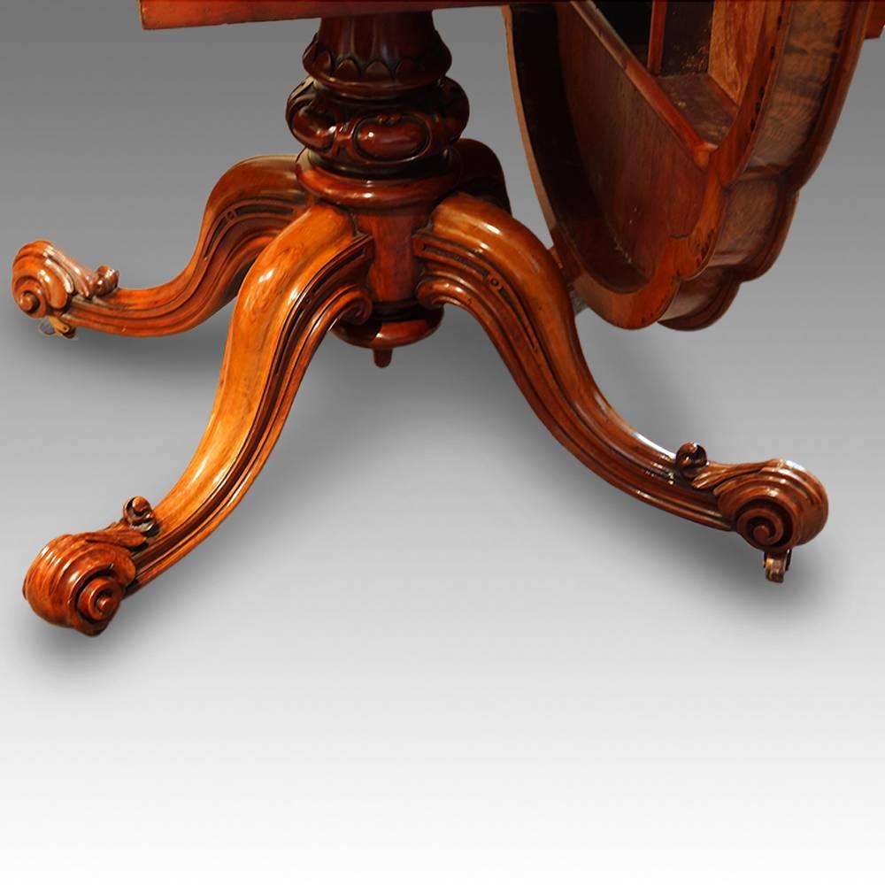 Victorian Walnut Shaped Loo Table In Excellent Condition In Salisbury, Wiltshire