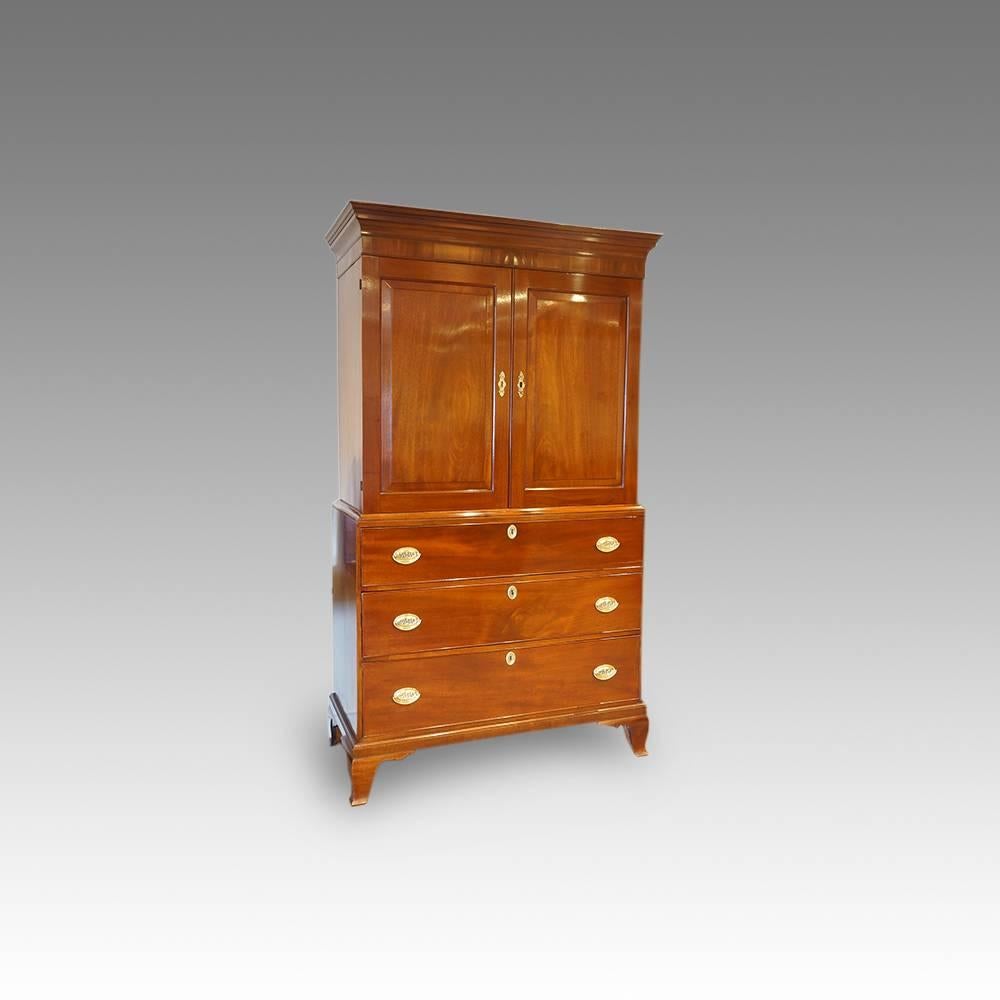 George III Channel Islands linen press
Here we have this Georgian linen press that would have been made in the Channel Islands.
The drawer linings made in Chestnut.
The linen press stands on delightful ogee bracket feet.
The doors with raised