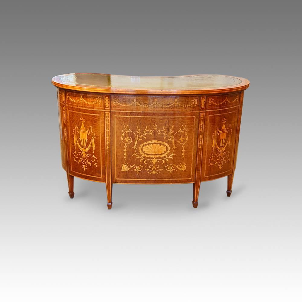 Edwardian inlaid mahogany kidney shaped desk
Here we have this magnificent desk of kidney shape. This desk was made in the period of elegance, the Edwardian era.
Made in one of the best workshops of the day, probably Edwards and Roberts, who were