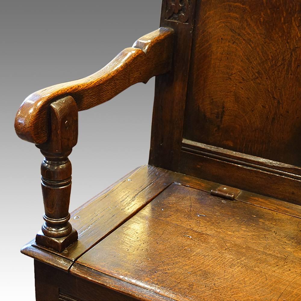 Edwardian oak settle
Here we have this oak settle made in the early part of the 20th century.
Made as the best example you would find of a 17th century piece. This box settle, known as this due to the storage section, with a lifting lid.
The top