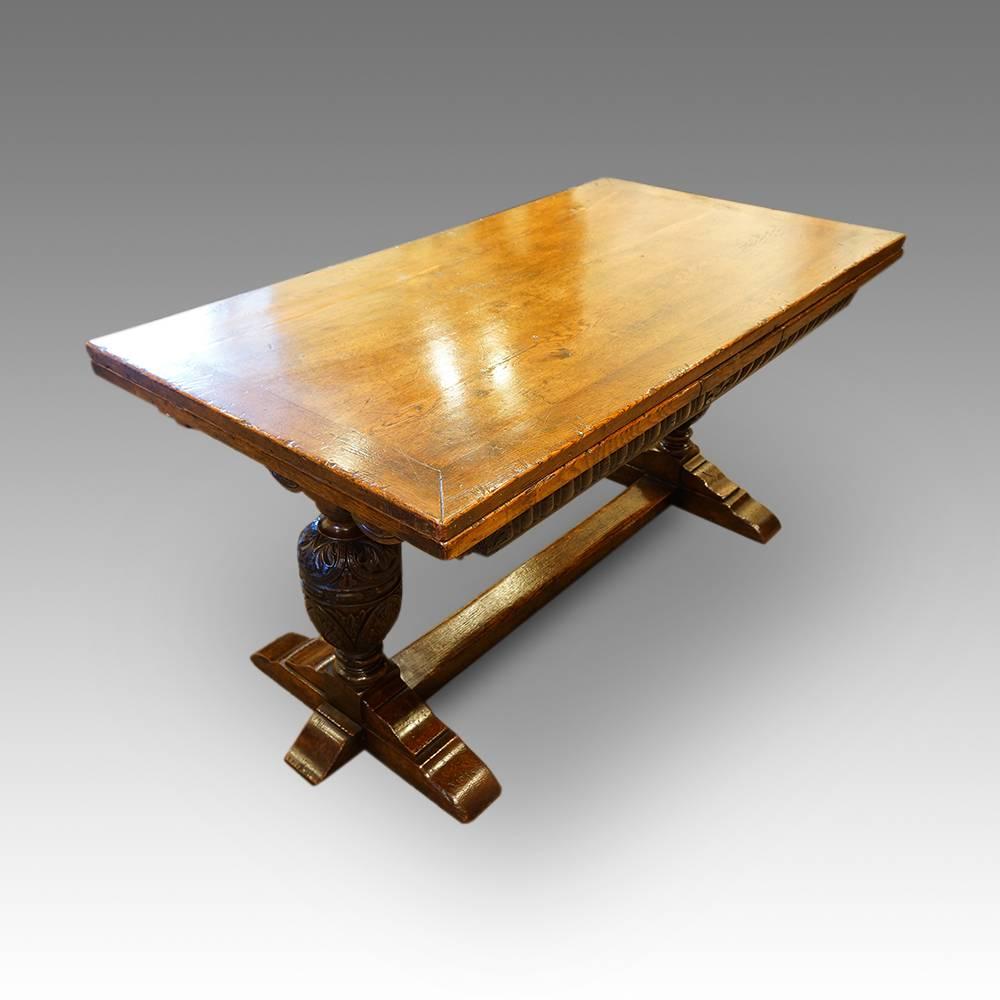 Harrods oak refectory draw-leaf dining table
The Harrods table
Here we have this high quality oak refectory table, that has pull-out leaves to make the table longer.
This table has its Harrods label attached to the underframe.
The table has