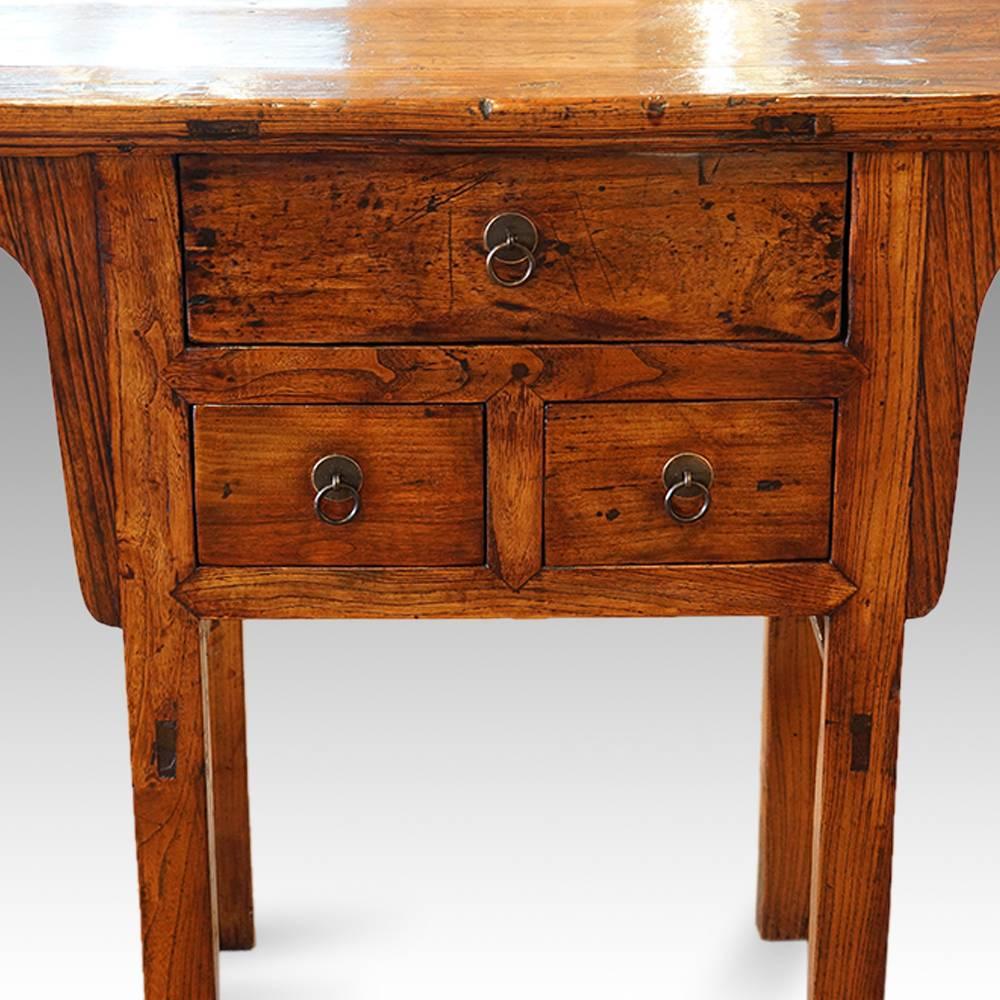 Chinese elm hall table
Here we have this Chinese hall-table made in elm.
This table would have been made in the 19th century.
It is fitted three drawers, a long drawer below the top, and with a further two small drawers below.
This piece would