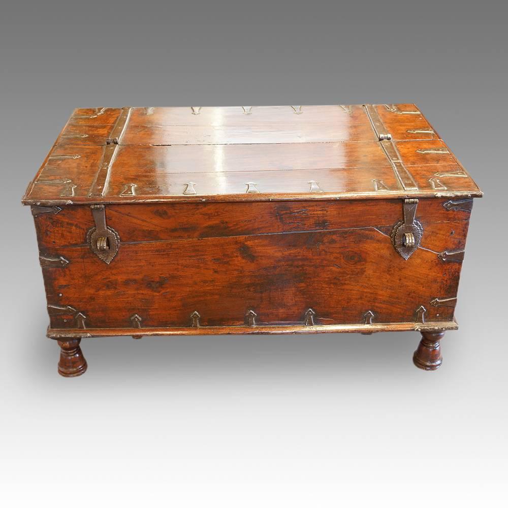 Antique Colonial hardwood merchants chest.
Here we have this antique Colonial hardwood chest, that has decorative iron strappings. The strappings of an unusual arrowhead design, applied around the edges.
The top with a half hinged top, opens to