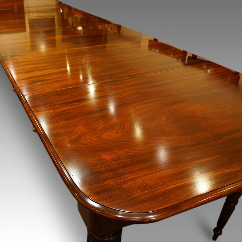 William IV mahogany 16 seat dining table
Here we have this magnificent extending dining table, that extends to take four extra leaves.
This table can be used with the leaves taken out, or with any combination of the extra inserts. This makes this