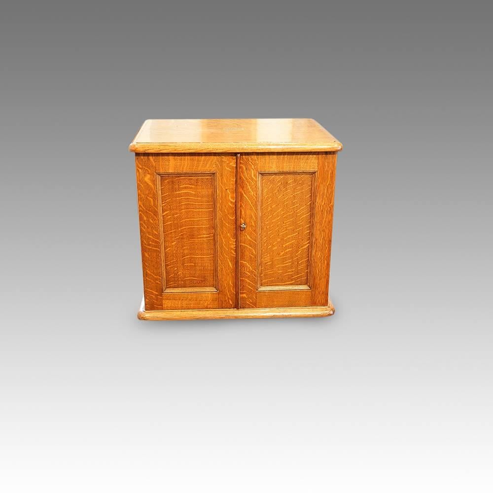 Edwardian oak collectors cabinet
Here we have to offer you, this Edwardian oak collectors cabinet.
The golden oak cabinet, has a pair of doors, that open to reveal 6 graduated drawers, to each side there is a flush fitting carrying handle.
This
