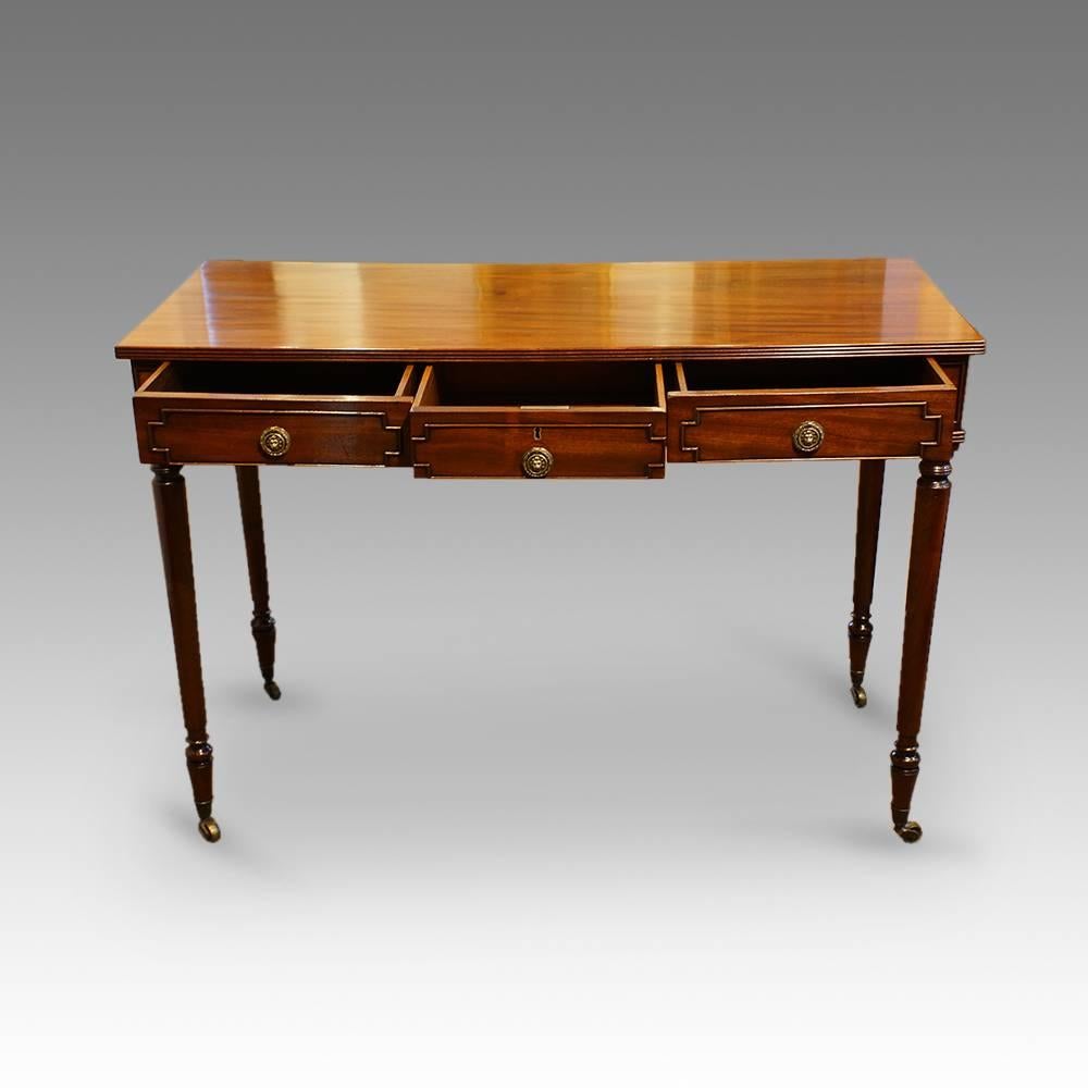 Regency mahogany side table, in the manner of Gillow of Lancaster
Here we have to offer you, a very elegant Regency mahogany side-table.
The Regency mahogany table, is fitted three mahogany lined drawers, that have applied geometric mouldings and