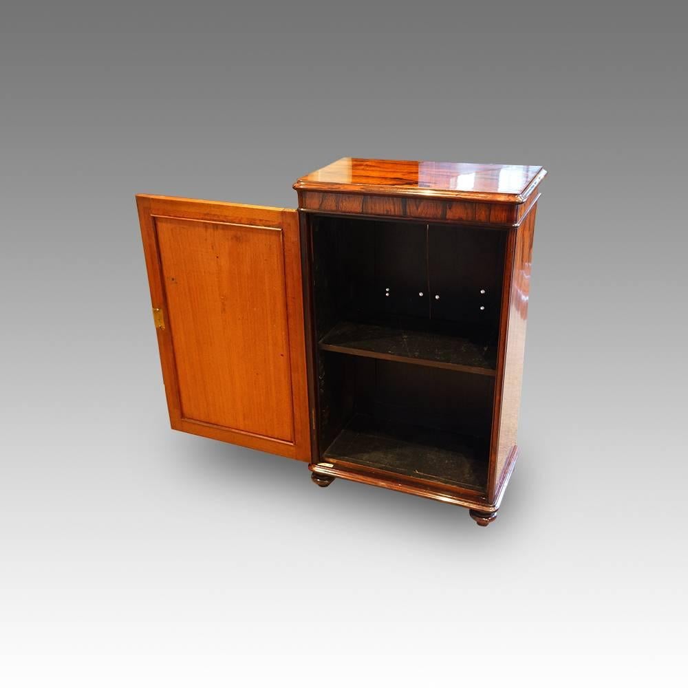 William IV rosewood small one door side cabinet
Here we offer you this William IV rosewood small one door side cabinet, made in the 1830’s.
This cabinet is of a lovely small size, and so would fit into any home.
The top with a lovely rounded moulded