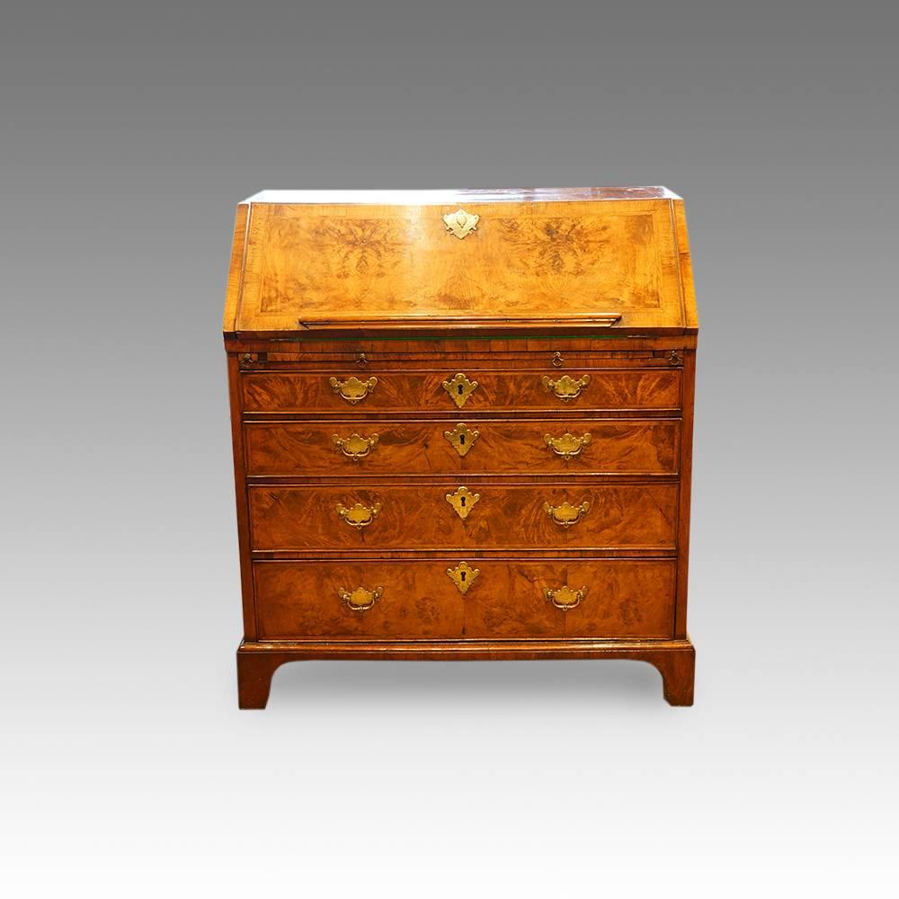 George I small walnut bureau
This George I walnut bureau is of a lovely rare small size.
The sloping fall that has an applied moulding so that you can place a book on to read, opens to reveal an area for working as well as drawers and pigeon