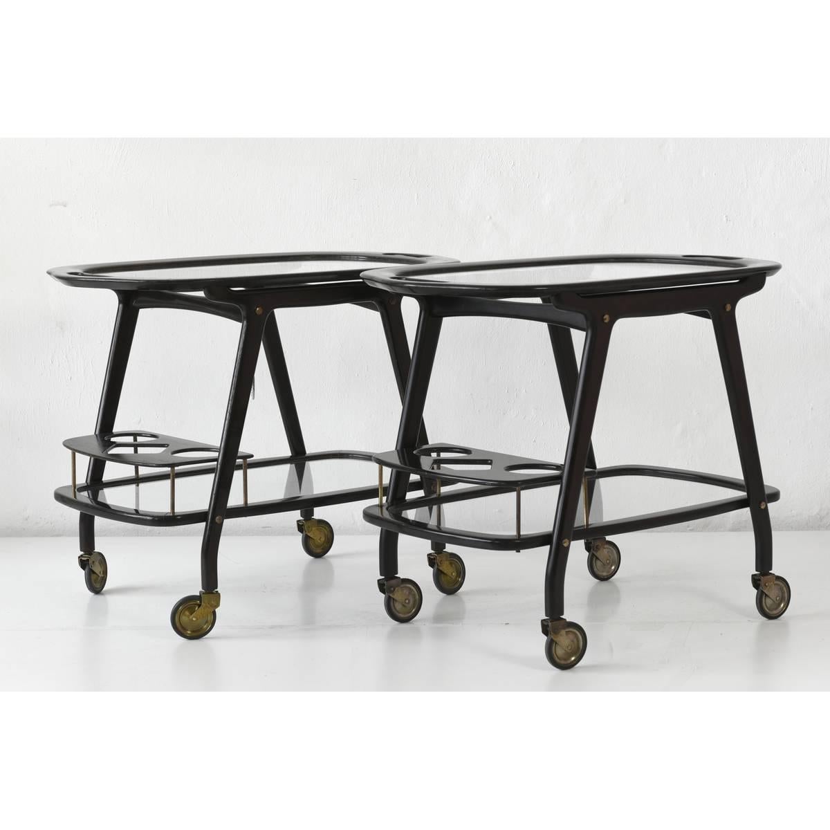 Cesare Lacca delivered a series of designs for innovative bar carts for Cassina. Again, this cart is quite formal in his time, with organic rounded shapes, rich gleaming wood and patinated brass determine the object.
The lower shelf is equipped
